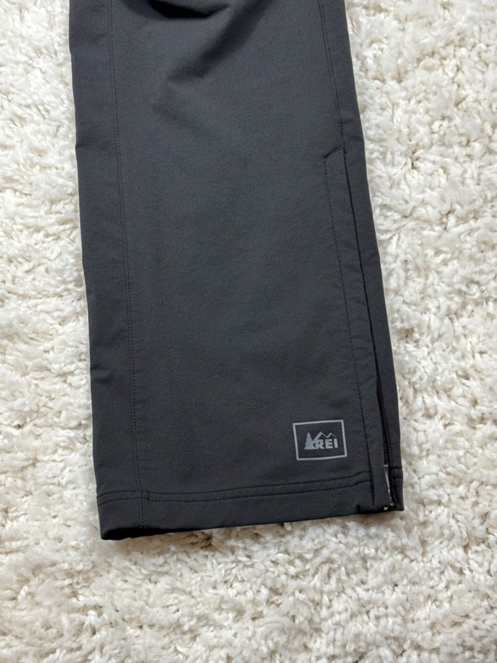 REI Women’s Softshell Pants Size 6 Black Hiking Outdoor Zip Ankle - Picture 3 of 12